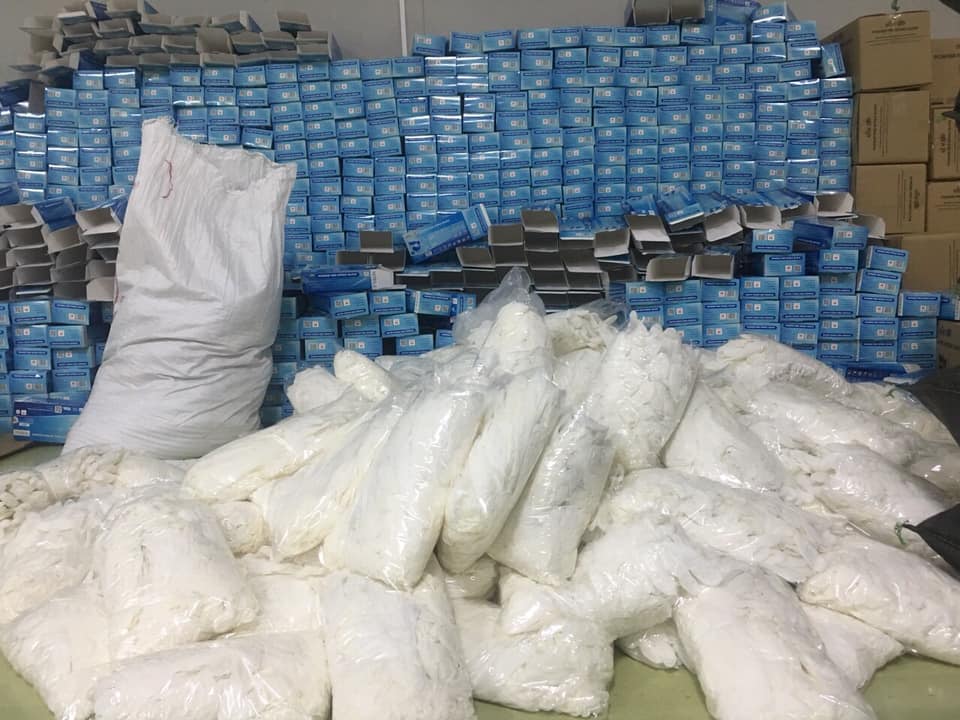 Phát hiện nhà xưởng đóng găng tay tái chế